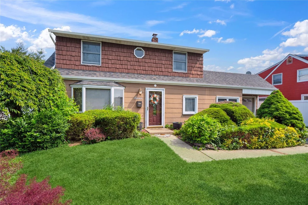 Unit for sale at 7 Anchor Lane, Hempstead, NY 11756