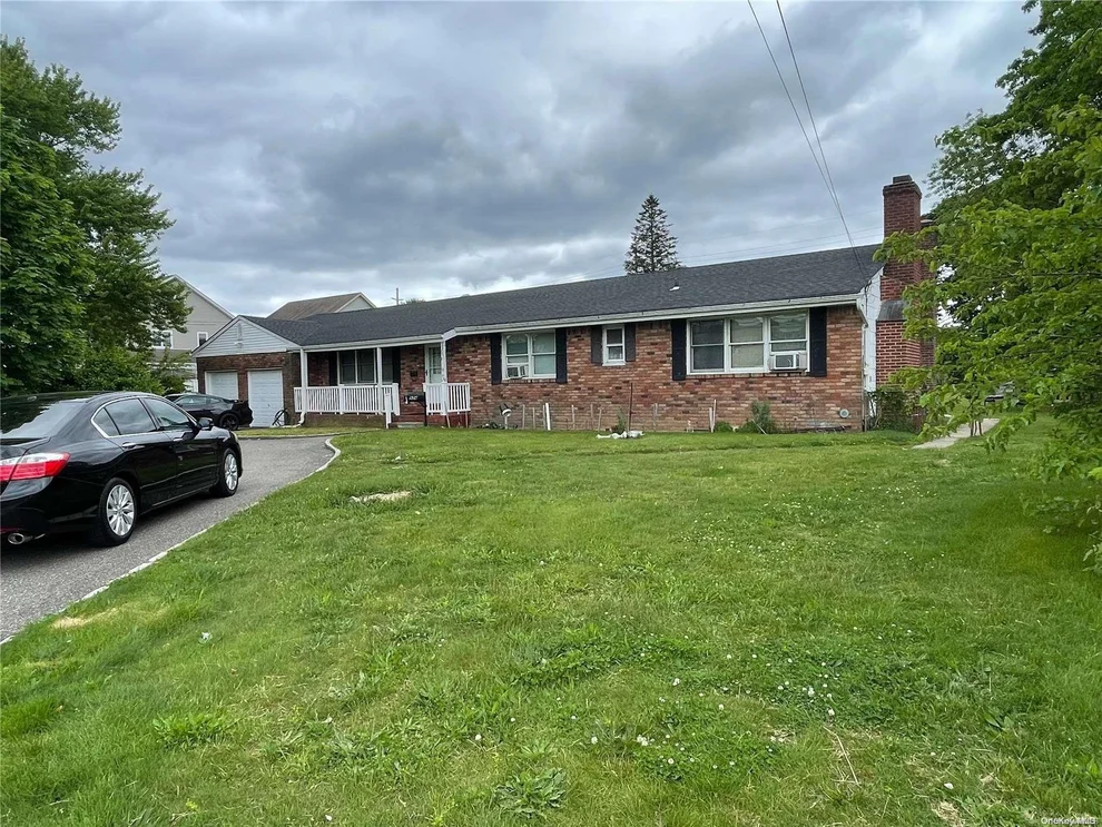 Unit for sale at 924 Fulton St, Oyster Bay, NY 11735