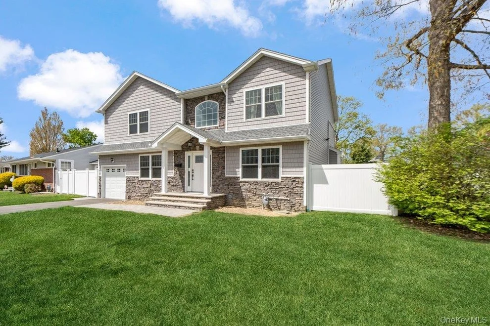 Unit for sale at 53 Surrey Lane, Oyster Bay, NY 11803