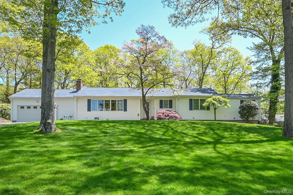 Unit for sale at 8 Roundabout Road, Smithtown, NY 11787