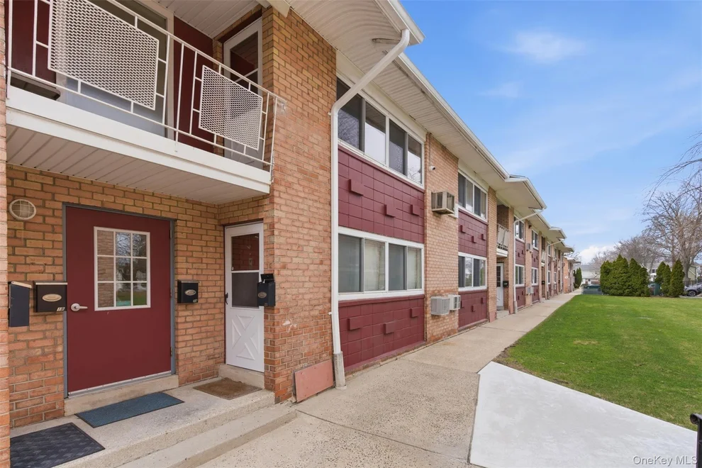 Unit for sale at 400 Fulton Street, Oyster Bay, NY 11735