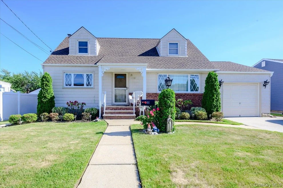 Unit for sale at 206 Iowa Avenue, Oyster Bay, NY 11758