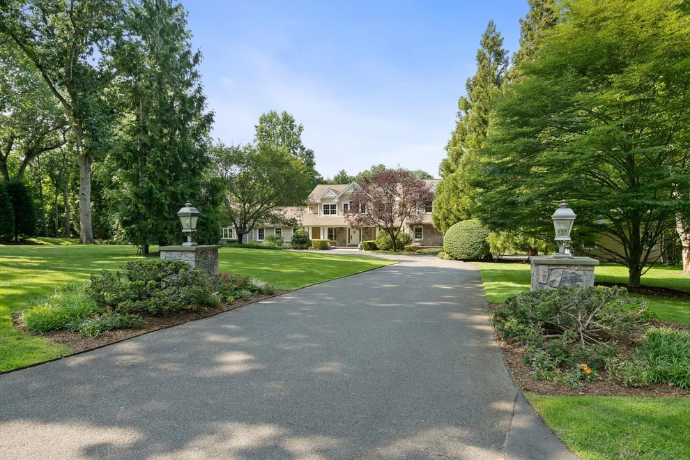 Unit for sale at 15 Beardsley Lane, Huntington, NY 11743