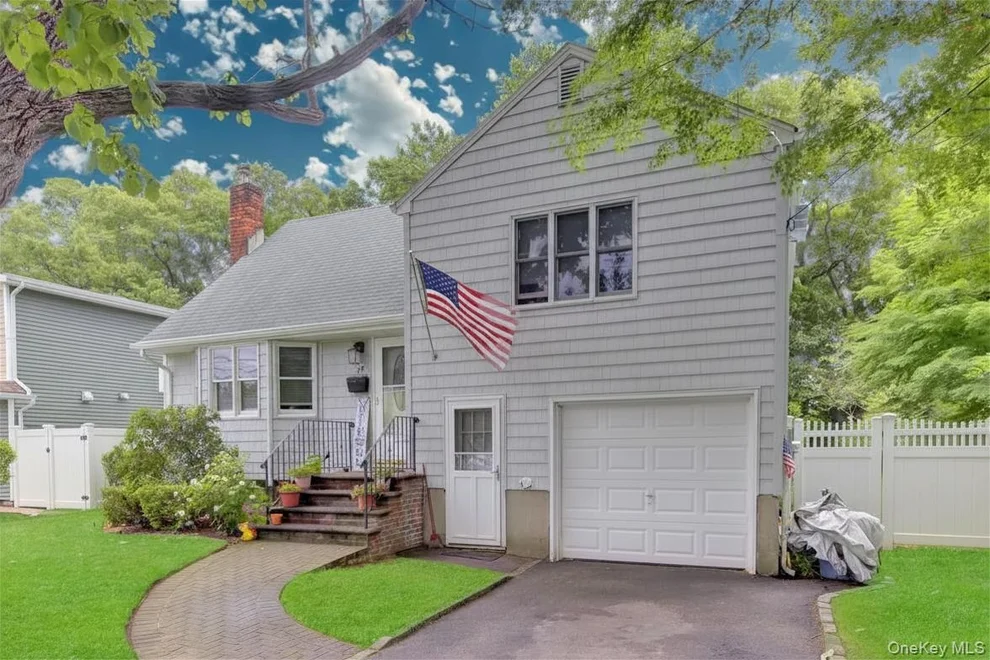 Unit for sale at 117 Eastgate Road, Oyster Bay, NY 11762
