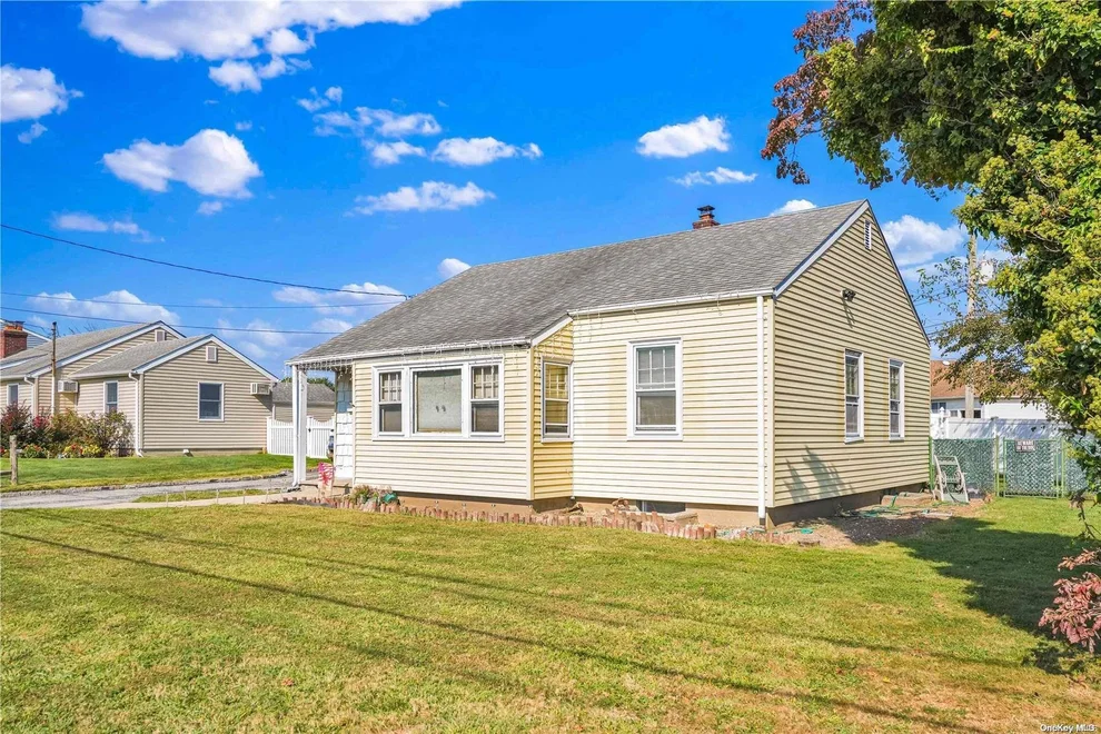 Unit for sale at 15 Locust Avenue, Oyster Bay, NY 11735