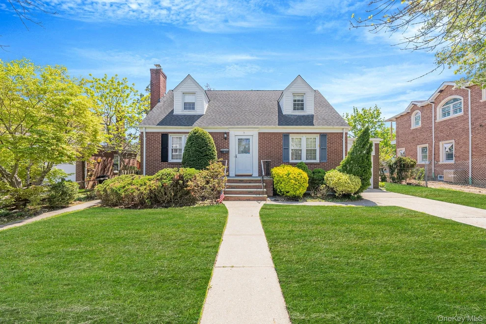 Unit for sale at 8 Maple Lane, North Hempstead, NY 11040