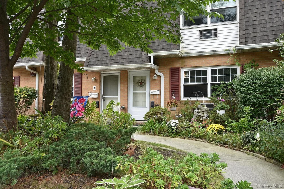 Unit for sale at 11 Glen Hollow Drive, Islip, NY 11742