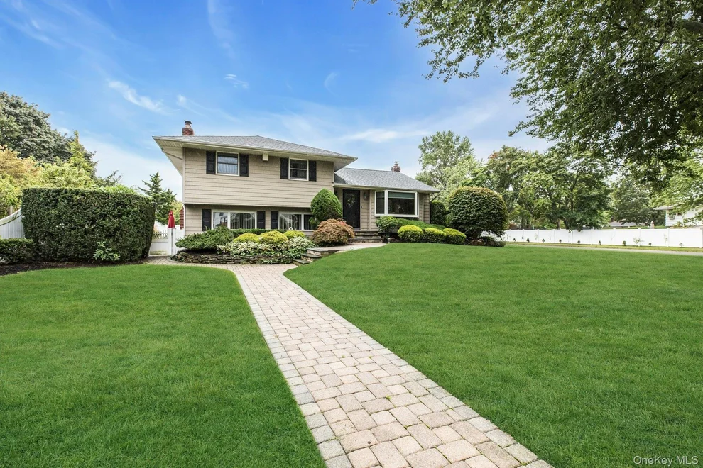 Unit for sale at 12 Whitebirch Lane, Smithtown, NY 11725