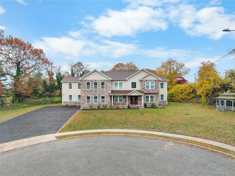 Unit for sale at 4 Coventry Court, Babylon, NY 11798