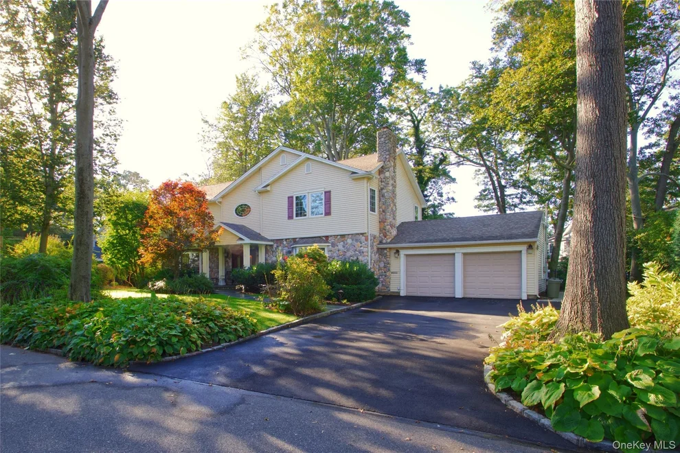 Unit for sale at 12 Avon Lane, North Hempstead, NY 11577