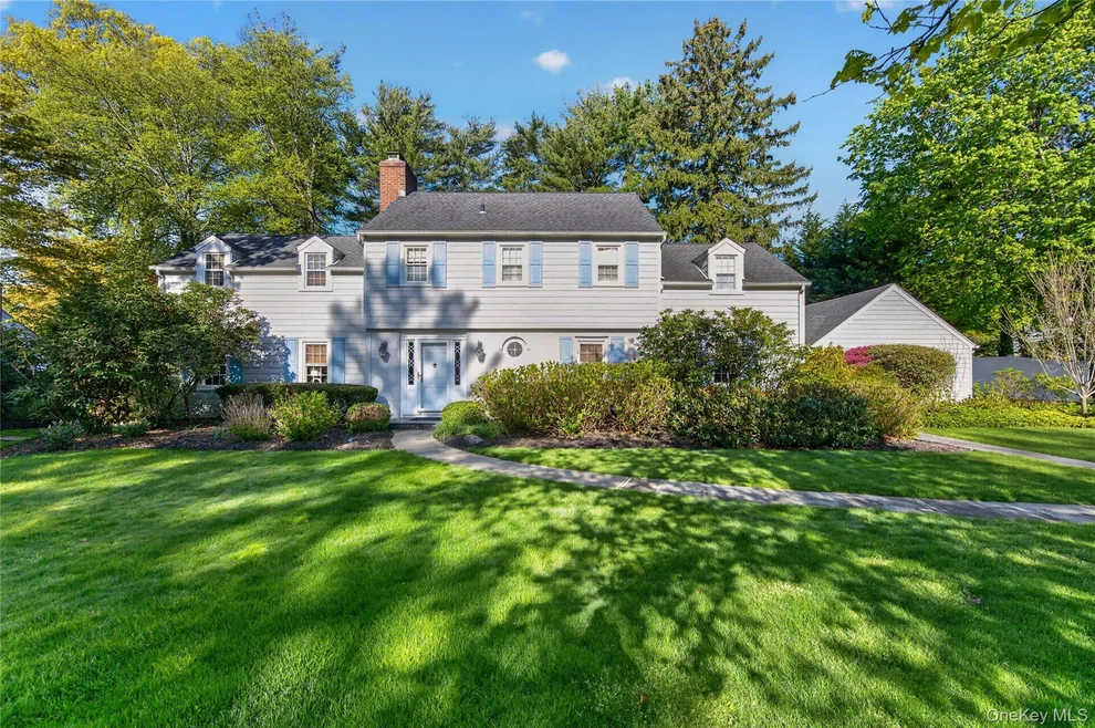 Unit for sale at 21 Weir Lane, Oyster Bay, NY 11560