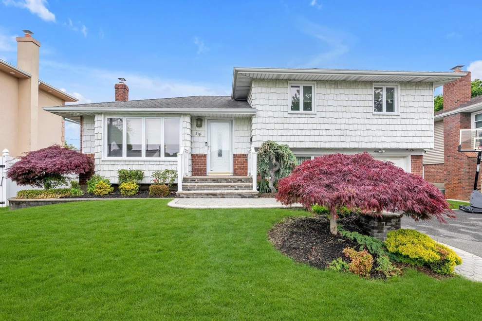 Unit for sale at 19 Alan Court, Oyster Bay, NY 11803