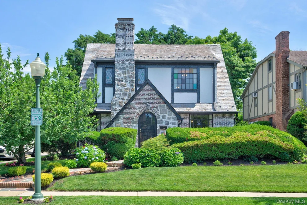 Unit for sale at 17 Hollywood Court, Hempstead, NY 11570