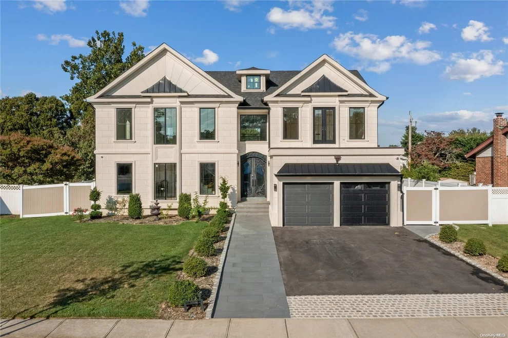 Unit for sale at 9 Warren Lane, Oyster Bay, NY 11753