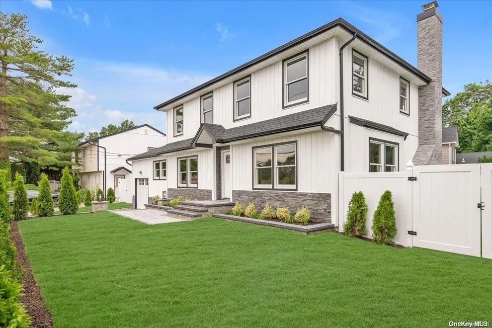 Unit for sale at 3 Johnson Court, Oyster Bay, NY 11732