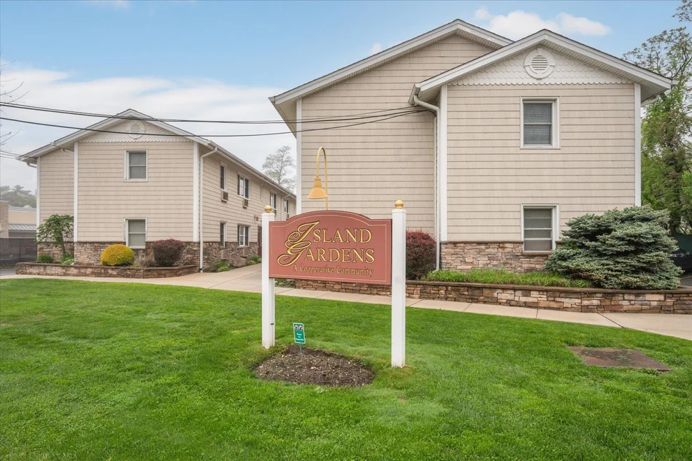 Unit for sale at 490 Main Street, Oyster Bay, NY 11735