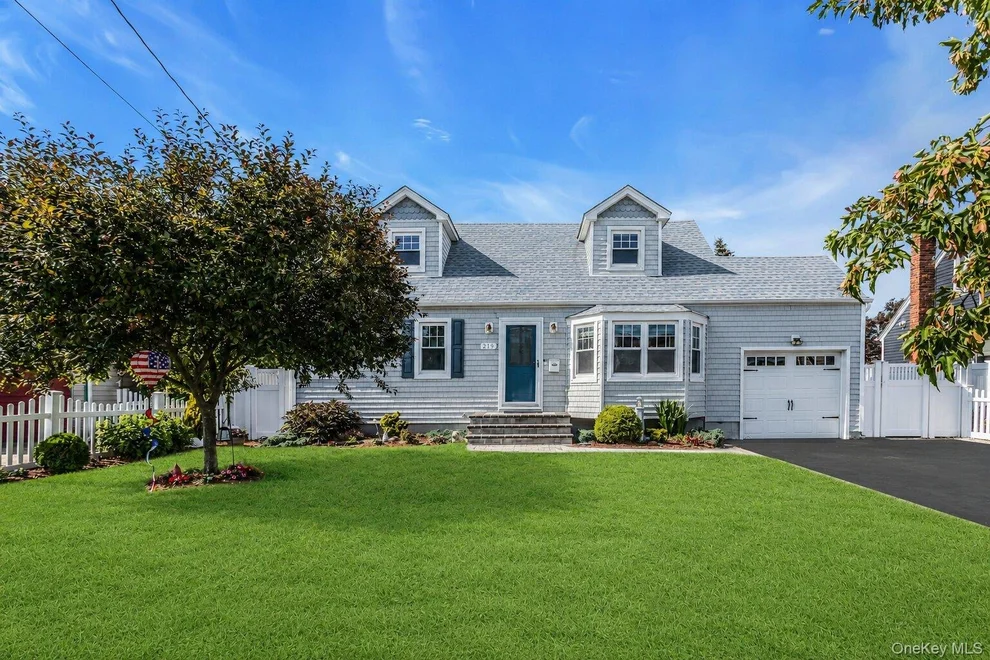 Unit for sale at 219 N Nassau Avenue, Oyster Bay, NY 11758