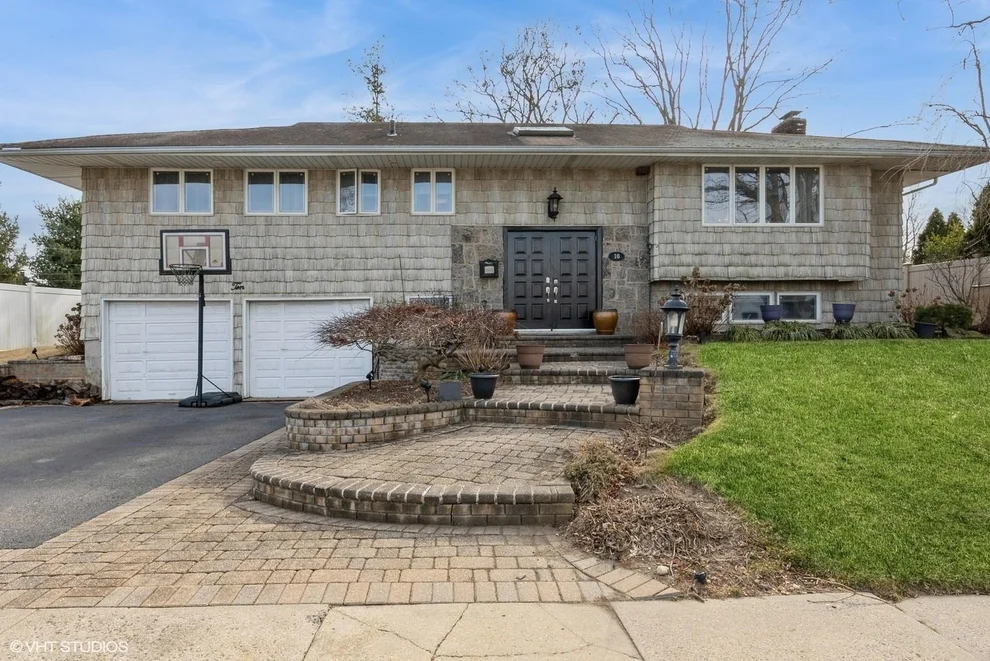 Unit for sale at 10 Pasture Lane, Oyster Bay, NY 11804
