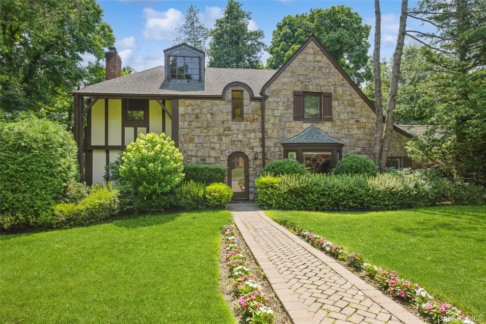 Unit for sale at 1 Winfield Terrace, North Hempstead, NY 11023