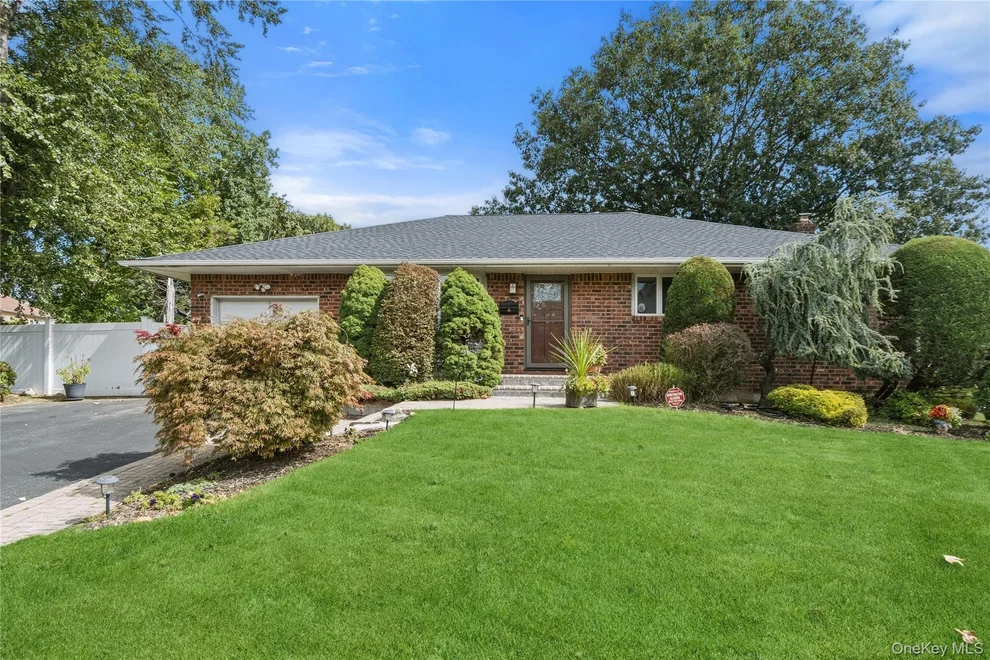 Unit for sale at 15 Elmwood Lane, Oyster Bay, NY 11791