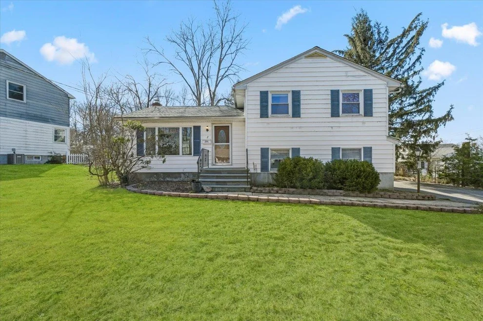 Unit for sale at 2 Knox Drive, New Windsor, NY 12553