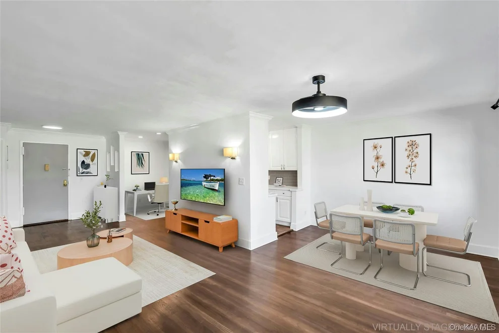 Unit for sale at 3 Birchwood Court, North Hempstead, NY 11501