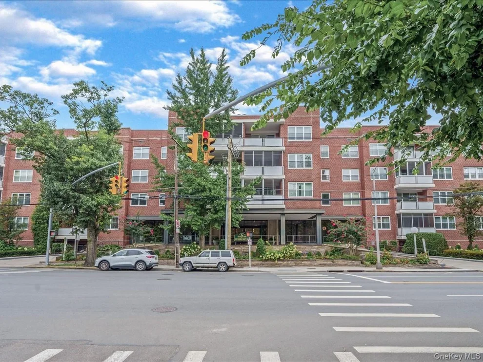 Unit for sale at 1 Kensington Gate, North Hempstead, NY 11021