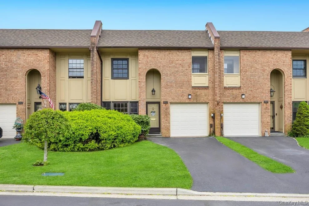 Unit for sale at 162 Southgate Circle, Oyster Bay, NY 11762