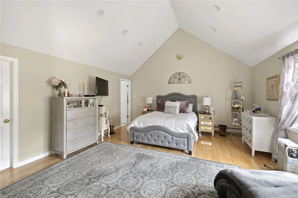 Unit for sale at 20 Roxbury Street, Huntington, NY 11746