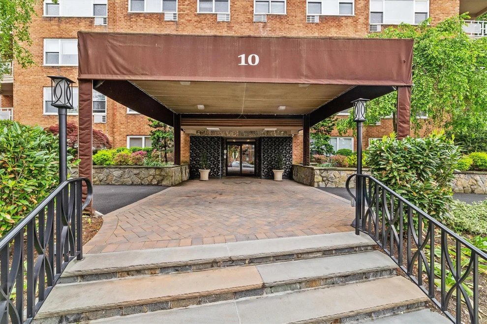 Unit for sale at 10 Old Mamaroneck Road, White Plains, NY 10605