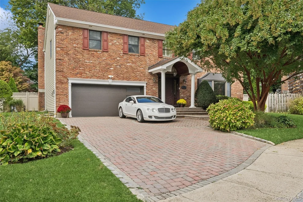 Unit for sale at 18 Knoll Lane, Oyster Bay, NY 11545