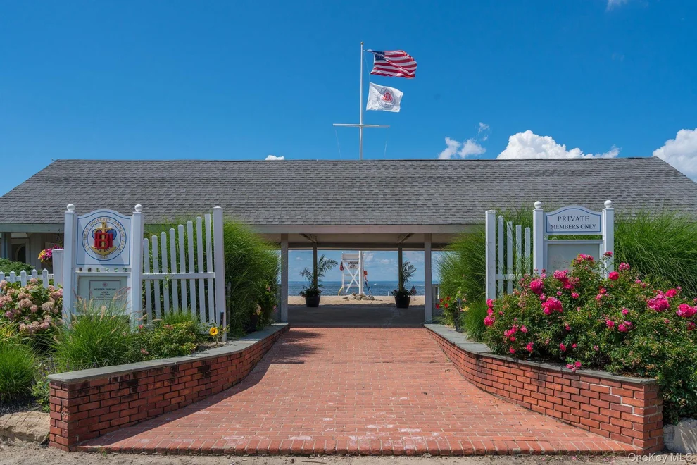 Unit for sale at Bay Drive West, Huntington, NY 11743