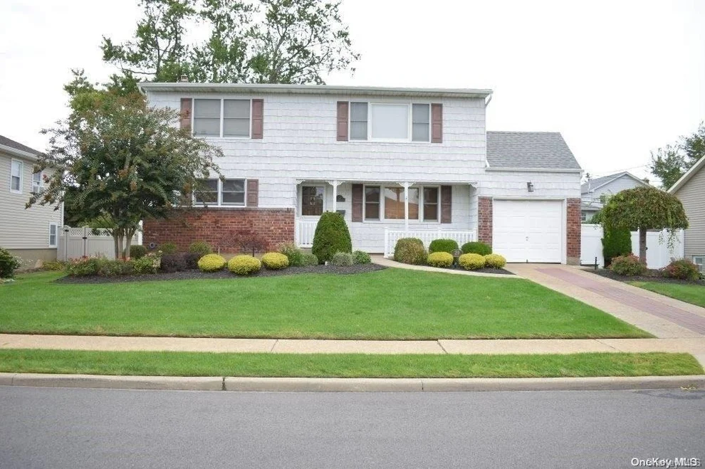Unit for sale at 29 Meadow Wood Lane, Oyster Bay, NY 11735