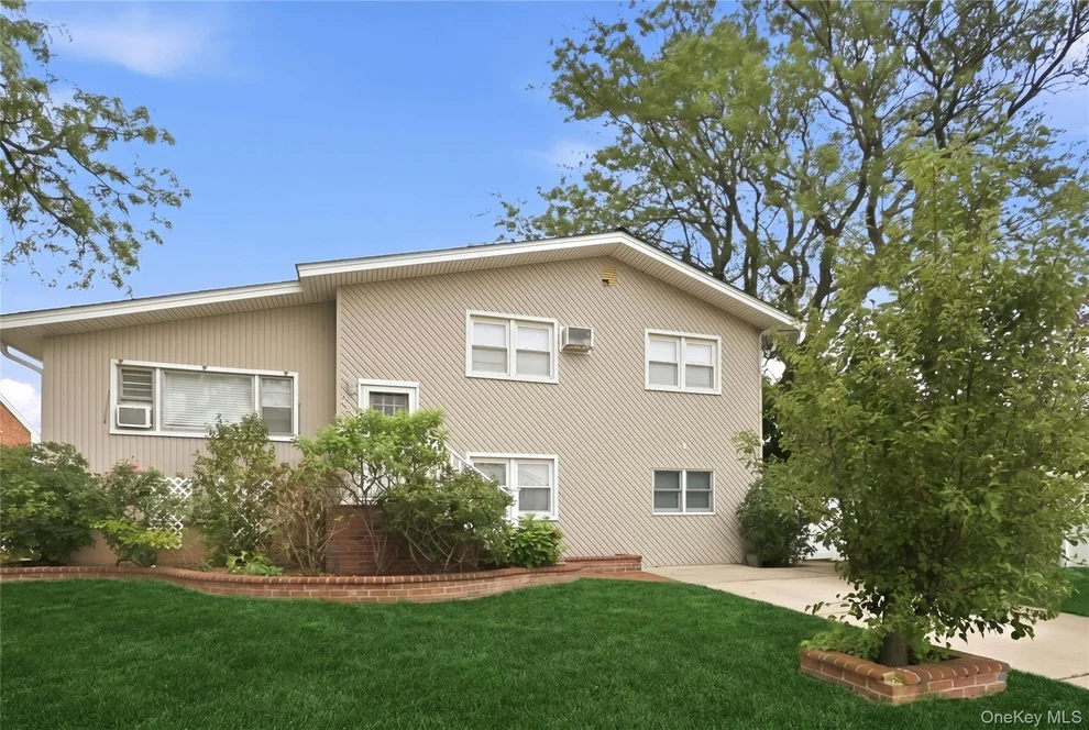 Unit for sale at 228 Island Parkway W, Hempstead, NY 11558