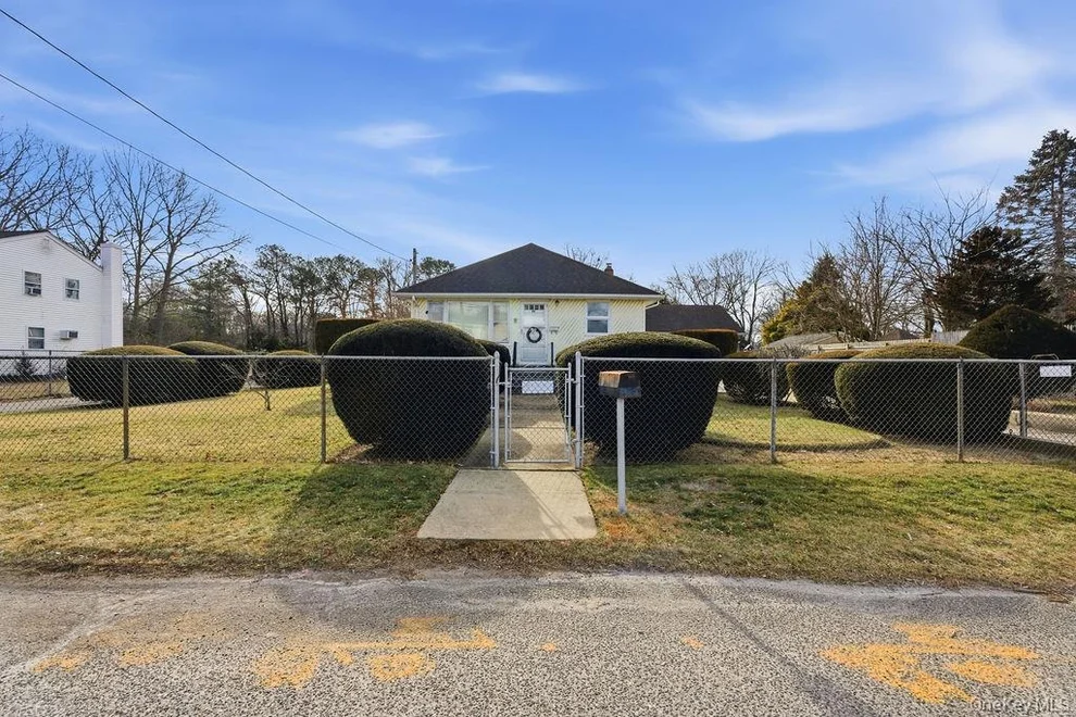 Unit for sale at 92 Apple Street, Islip, NY 11717