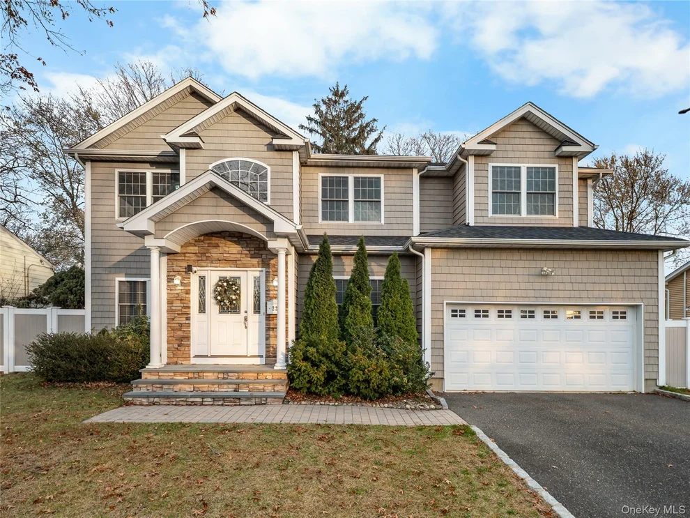 Unit for sale at 22 Preston Lane, Oyster Bay, NY 11791