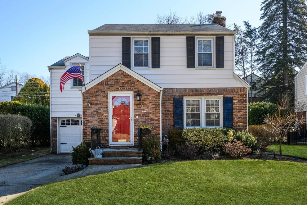 Unit for sale at 212 Fernwood Terrace, Hempstead, NY 11530