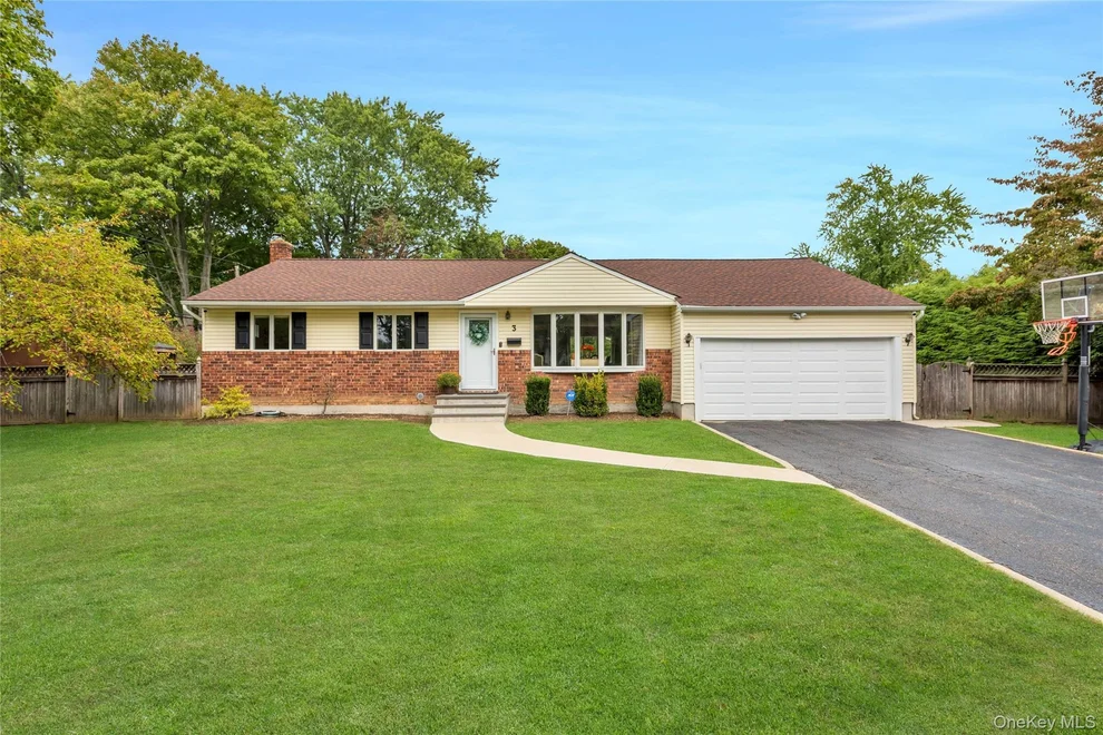 Unit for sale at 3 Cherrywood Drive, Huntington, NY 11731