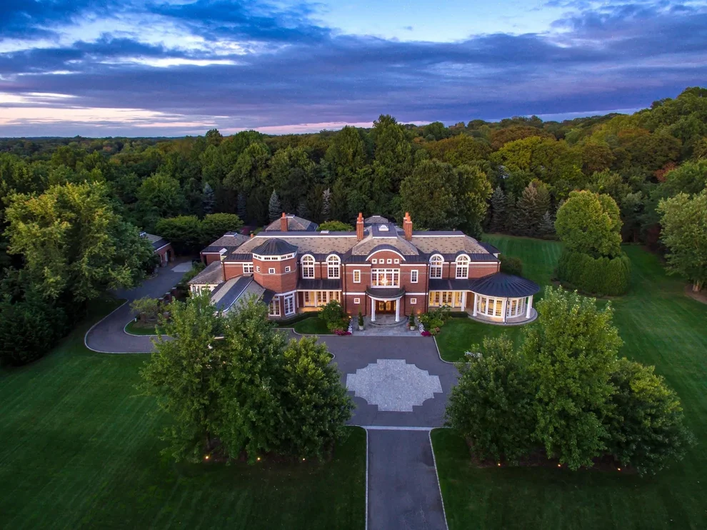 Unit for sale at 11 Dupont Court, Oyster Bay, NY 11548