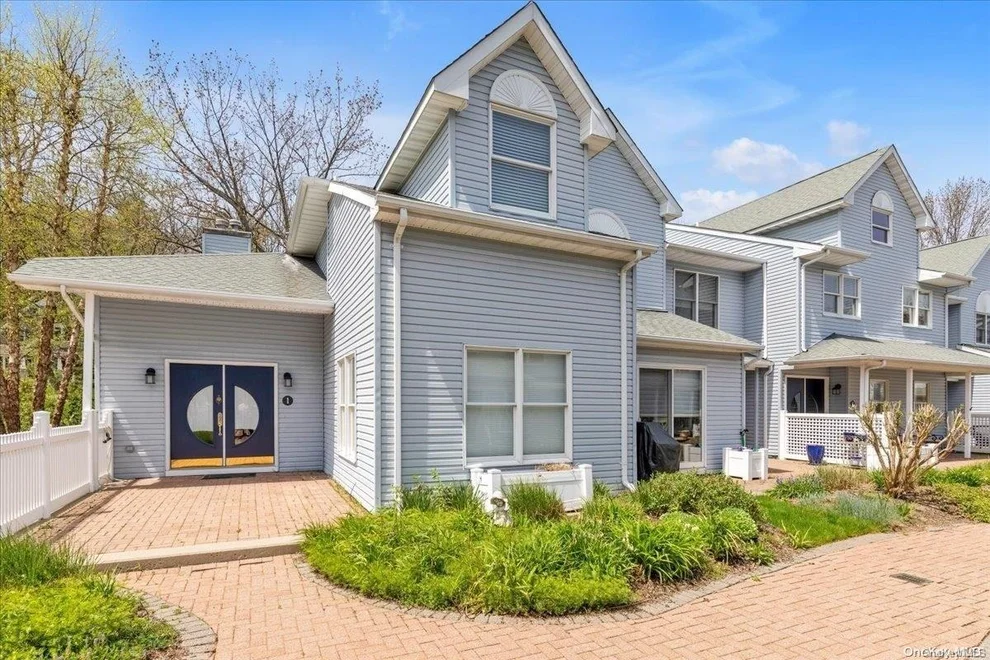 Unit for sale at 1 Courtyard Circle, Huntington, NY 11721