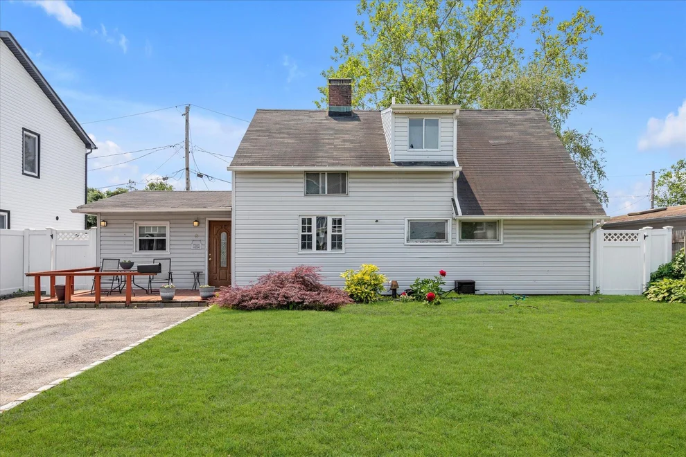 Unit for sale at 8 Trumpet Lane, Hempstead, NY 11756