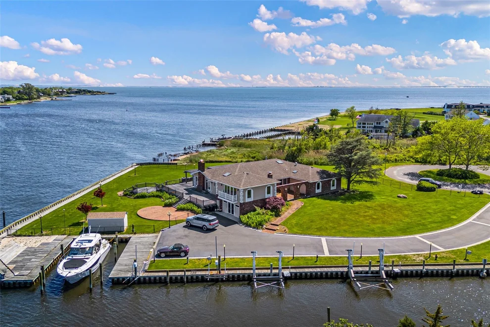 Unit for sale at 15 Post Lane, Islip, NY 11706