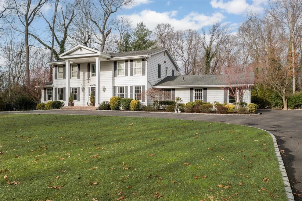 Unit for sale at 3 Farmington Lane, Huntington, NY 11747