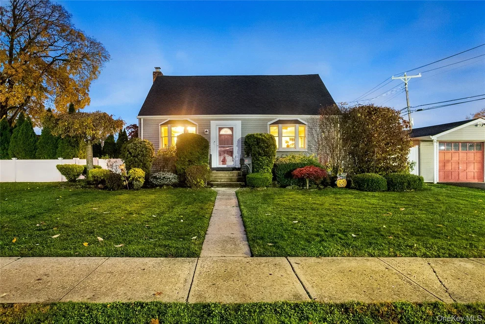 Unit for sale at 186 Robin Place, Hempstead, NY 11756