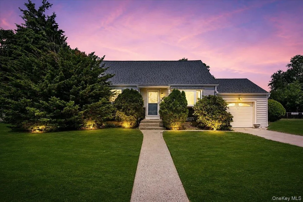 Unit for sale at 2 Ford Drive W, Oyster Bay, NY 11758