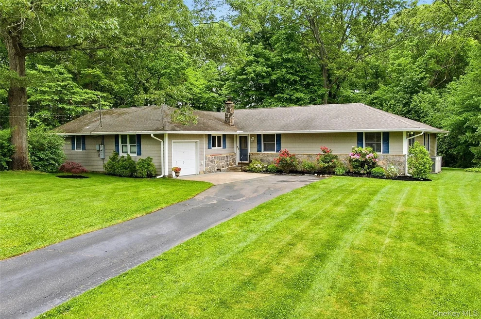 Unit for sale at 25 Edcris Lane, Huntington, NY 11743