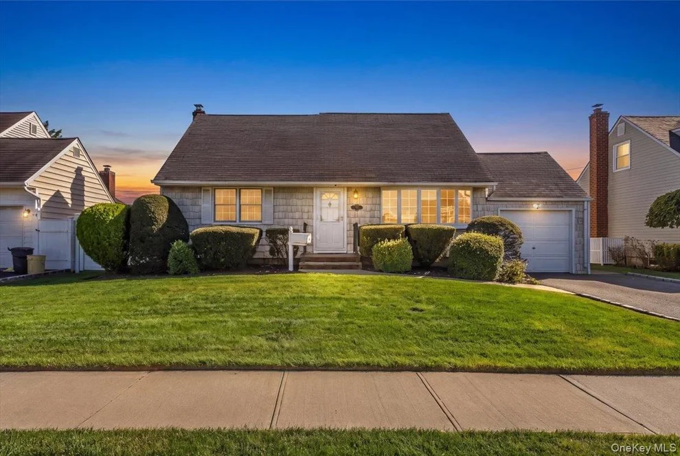 Unit for sale at 38 Croyden Lane, Oyster Bay, NY 11801