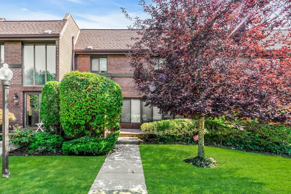 Unit for sale at 48 Chestnut Hill, North Hempstead, NY 11576
