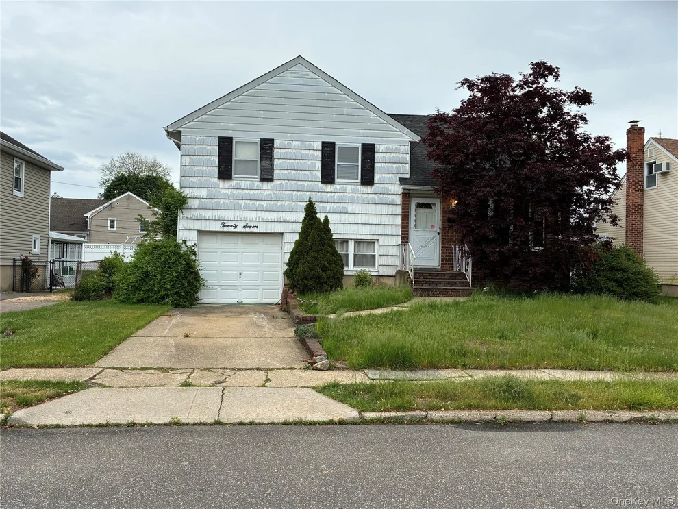 Unit for sale at 27 Elizabeth Drive, Oyster Bay, NY 11714