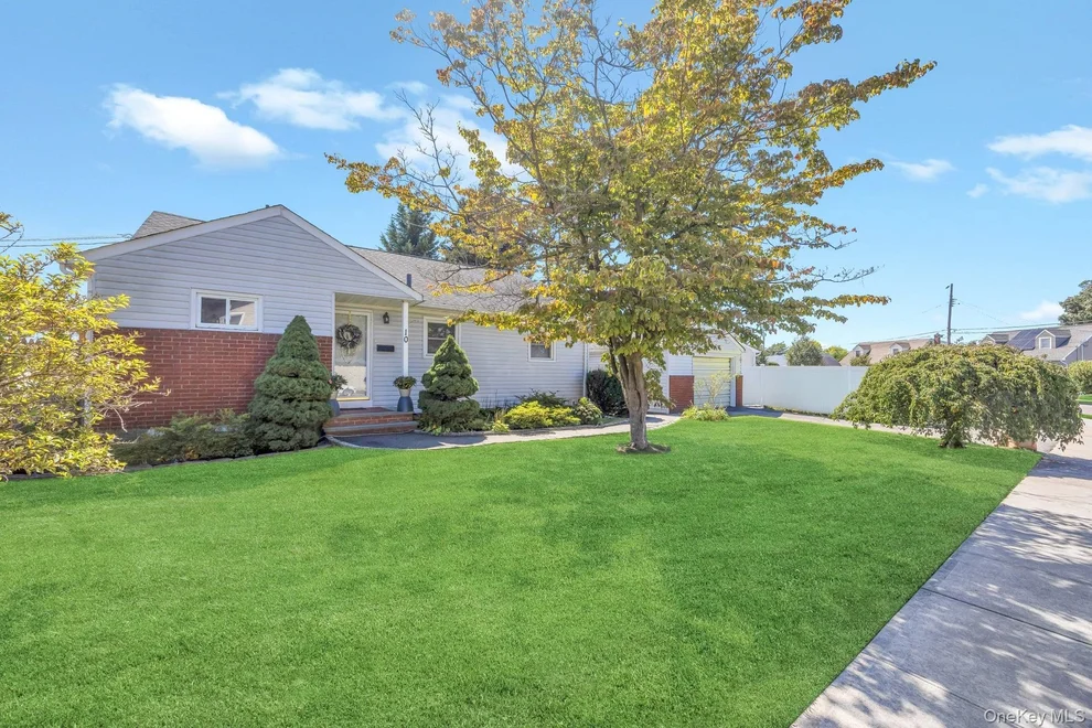 Unit for sale at 10 Layton Avenue, Oyster Bay, NY 11801